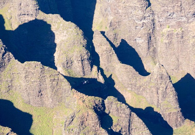 Fim da trilha de Awaawapuhi no penhasco acima da costa de Na Pali em Kauai