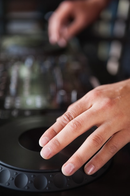 Foto fim de mãos girando os decks