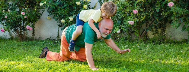 Fim de semana de duas gerações juntos avô e neto banner de primavera