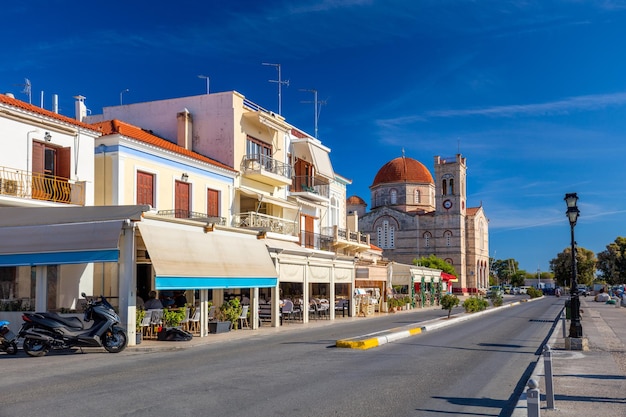 Fim de semana grego bela pequena cidade na ilha de Egina Grécia Europa