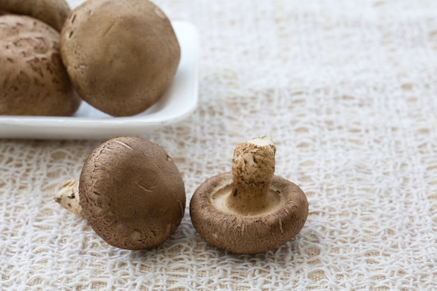 Fim do cogumelo de Shiitake acima do tiro na tabela de madeira.