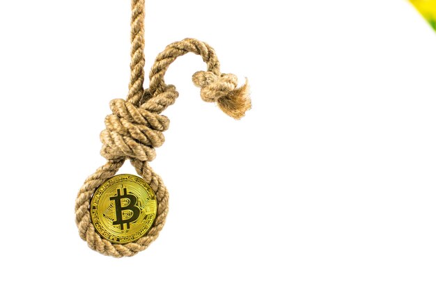 Fin de bitcoin Coin bitcoin en la horca sobre un fondo blanco aislado