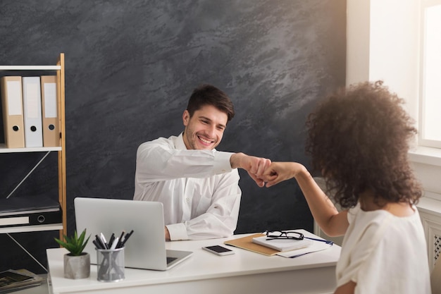 Foto fin de una entrevista de trabajo exitosa. gerente de recursos humanos alegre que contrata a un nuevo empleado en la entrevista de trabajo. reclutamiento, recursos humanos, concepto de asociación, espacio de copia