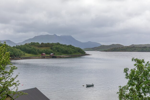 Fin del fiordo. Hermoso paisaje noruego. vista de los fiordos. Noruega fiordo ideal reflejo en agua clara en tiempo nublado