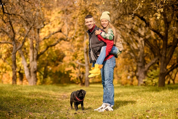 Fin de semana. Papá e hija jugando en el parque y mirando felices