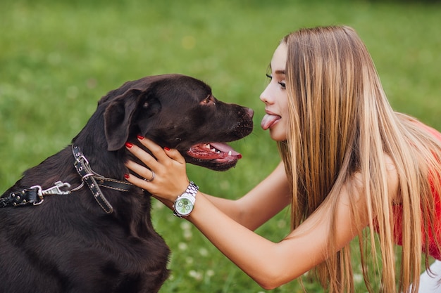 Fin de semana con un perro en el parque. Mujer con su mascota.