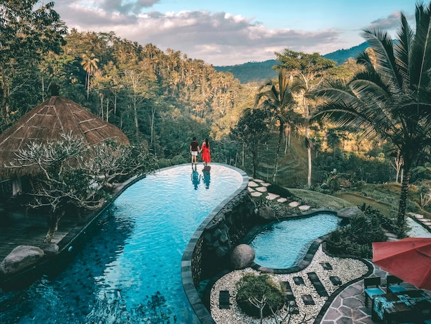Fin de semana de vacaciones relajándose en el lujo con un complejo tropical de villa en la jungla lujosa piscina Bali, Indonesia