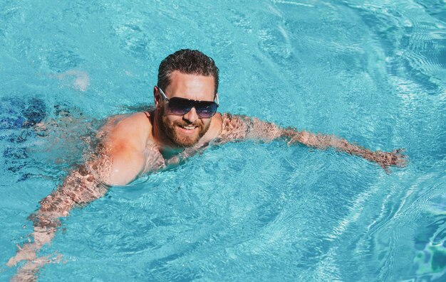 Fin de semana de verano Vacaciones de verano Hombre feliz en la piscina Fiesta en la piscina Resort de verano