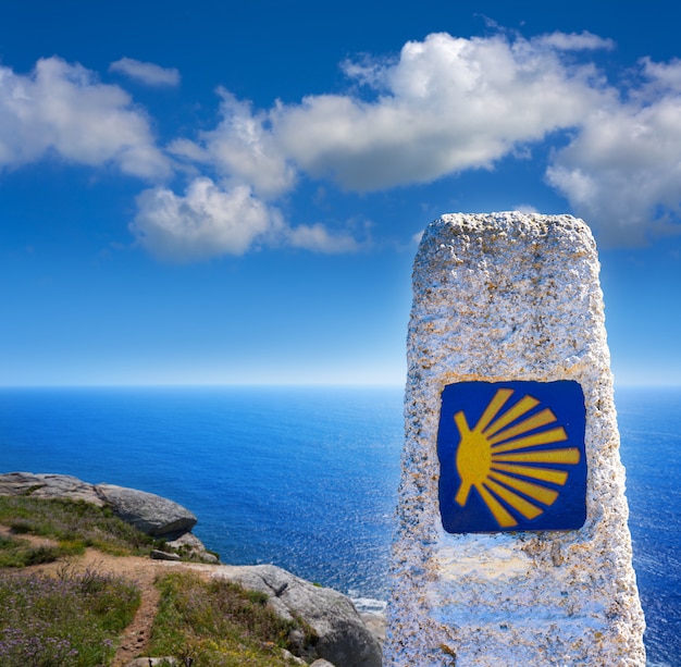 Fin de la señal del Camino de Santiago de Finisterre en Galicia.