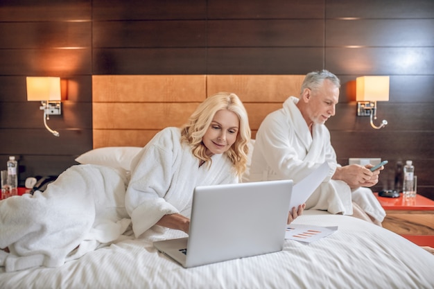 Foto final de semana. casal com roupões de banho passando um dia relaxando em um hotel