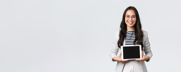 Finanças de negócios e emprego conceito de empreendedores bem sucedidos femininos Corretor de imóveis sorridente amigável mostrando o melhor negócio para clientes na tela do tablet digital trabalhando com clientes