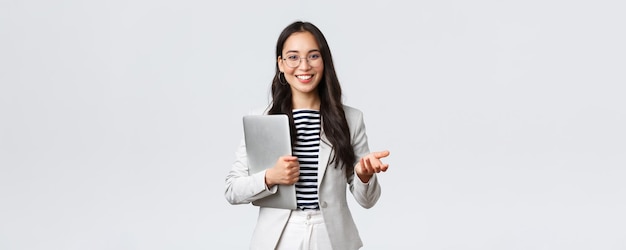 Finanças de negócios e emprego conceito de empreendedores bem-sucedidos femininos Empresária profissional sorridente corretora de imóveis mostrando aos clientes um bom negócio carrega o laptop na mão
