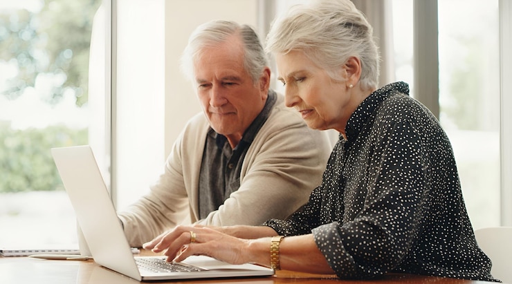 Foto finanças para casais idosos e planeamento de laptops para conta bancária de poupança de aposentadoria de empréstimo para casa