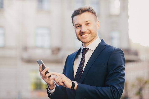 Financeiro masculino alegre mantém bate-papos modernos com parceiros