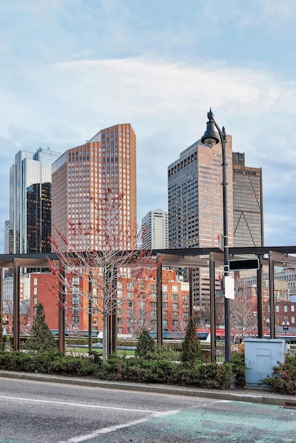 Financial District im North End Park an der Cross Street in der Innenstadt von Boston, Massachusetts, USA. Menschen im Hintergrund