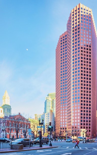 Financial District und Custom House Tower am Faneuil Hall Square in der Innenstadt von Boston, Massachusetts, USA. Menschen im Hintergrund.
