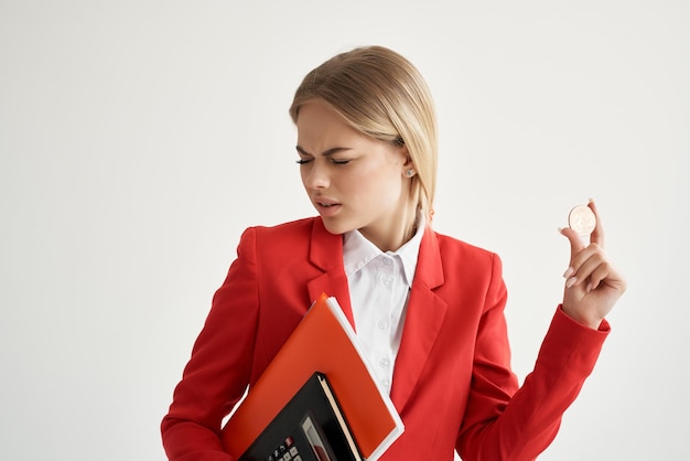 Financiero en una chaqueta roja con documentos en mano fondo claro