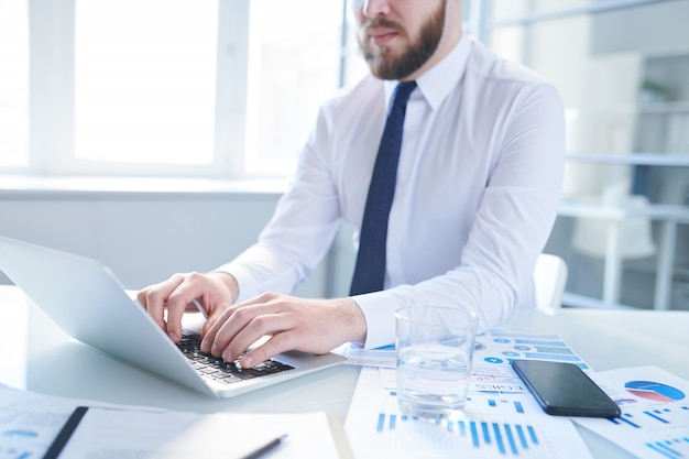 Financiero en el trabajo