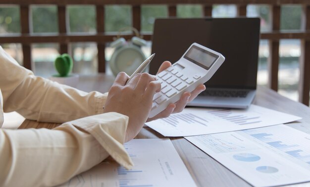 Foto finanz- oder buchhaltungsfachleute benutzen einen laptop, um das unternehmen zu analysieren