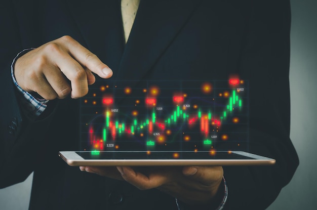 Finanz- und Geschäftsinvestitionskonzept Aktien- und Krypto-InvestmentfondsGeschäftsmann analysiert oder handelt mit Forex-Diagrammen von Finanzdaten-Kerzendiagrammen