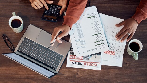 Finanzas documentos contables y pagos de computadoras portátiles en línea para el presupuesto del préstamo o papeleo de jubilación en la mesa Datos digitales del contador familiar y planificación de pensiones o banco financiero de ahorro hipotecario