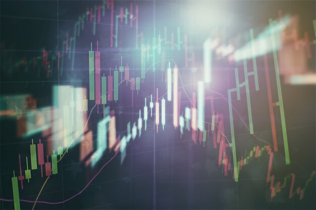 Finanzdaten auf einem Monitor, der von Market Analyze umfasst. Balkendiagramme, Diagramme, Finanzzahlen. Forex-Chart.