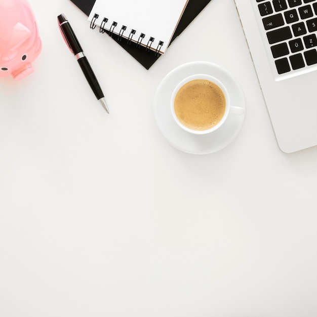 Foto finanzelemente anordnung mit leerem notizblock mit tasse kaffee