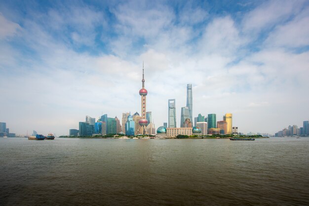 Finanzen Shanghais lujiazui und Geschäftsgebiethandelszonenskyline mit Kreuzschiff, Shanghai China