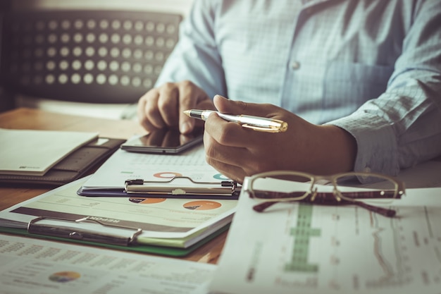 Foto finanzen und geschäftsleute überprüfen.