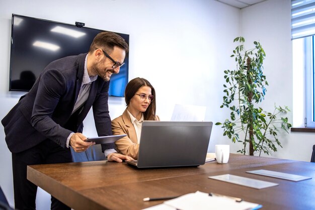 Finanzexperten im Business-Anzug analysieren Dokumente und genehmigen Kredite im Bankbüro