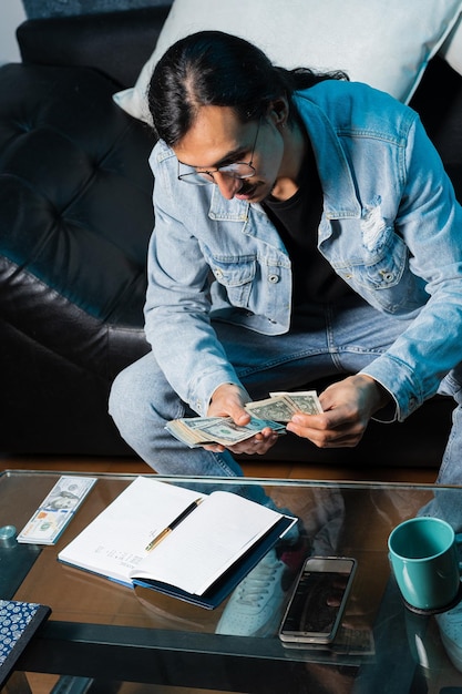 Foto finanzielle bildung in aktion ein mann zählt sein bargeld