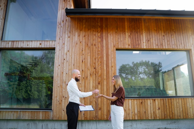 Foto finanzielle unabhängige frau, die neues haus kauft