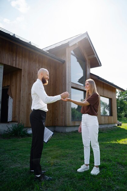 Finanzielle unabhängige Frau, die neues Haus kauft