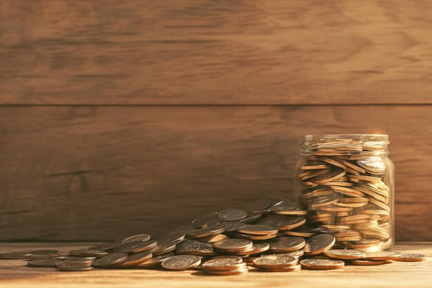 Finanzieller Schwerpunkt Stapel Münzen auf einem Holztisch mit Textraum