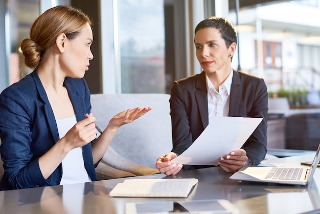 Foto finanzmanager mit fokus auf arbeit