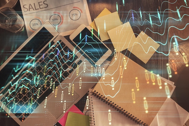 Finanzmarktdiagramm und Draufsichtcomputer auf dem Desktop-Hintergrund Multi-Exposure-Investitionskonzept