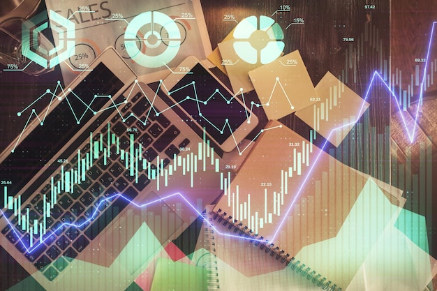 Finanzmarktdiagramm und Draufsichtcomputer auf dem Desktop-Hintergrund Multi-Exposure-Investitionskonzept