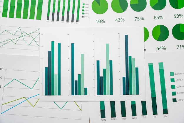 Finanzpapier mit Diagrammen und Diagrammen auf grauer Tabelle