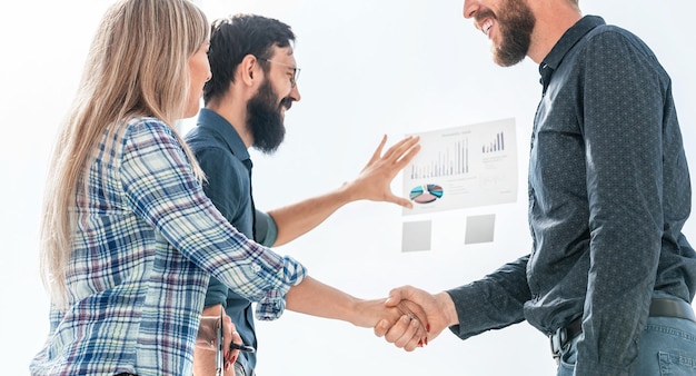 Foto finanzpartner beim händeschütteln im büro