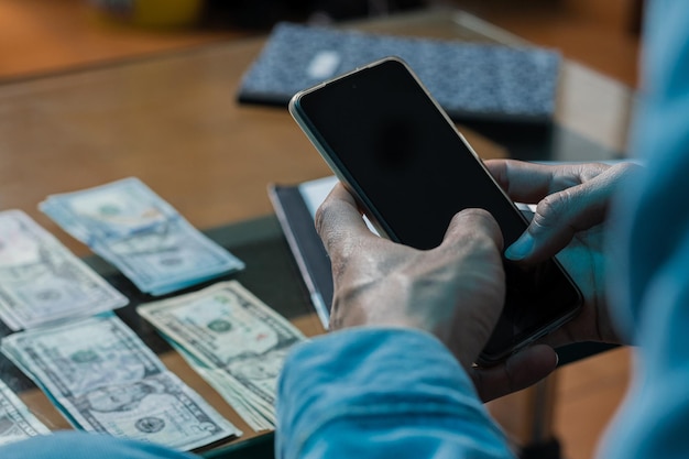 Finanzplanung leicht gemacht mit mobilen Geräten Eine Person benutzt ein Handy