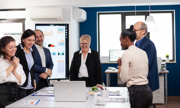 Finanzteam überglücklich im Konferenzraum