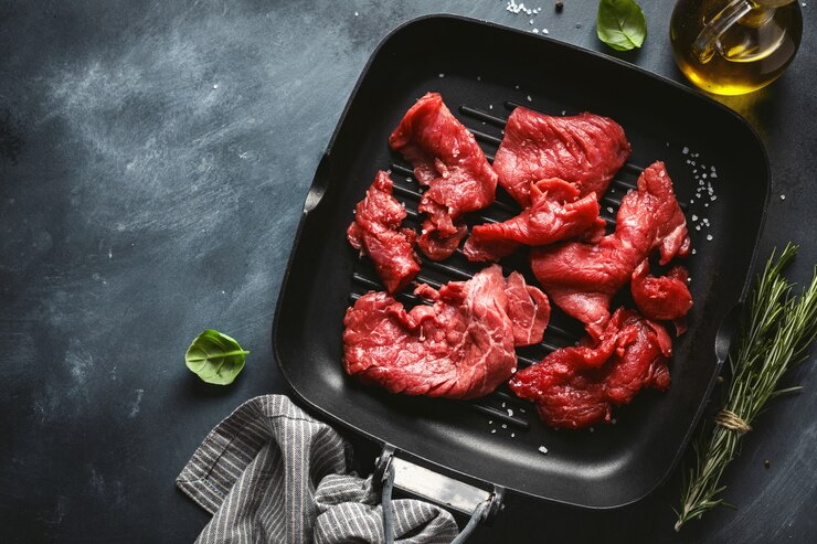 Finas láminas de ternera con ingredientes para cocinar