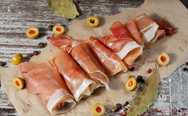 Finas lonchas de jamón serrano