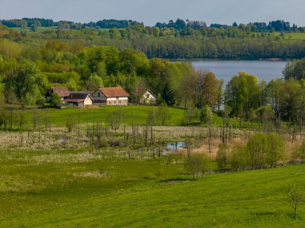 Una finca en el campo con un lago al fondo