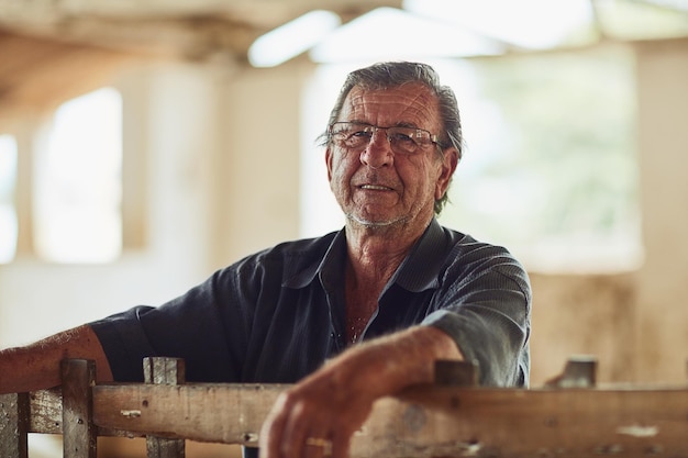 Esta finca le pertenece Retrato de un agricultor dentro de un granero