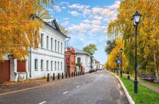 La finca Podhornovs en el terraplén del Volga en el otoño Plyos