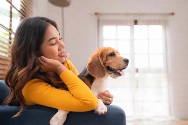 Los fines de semana, un beagle y su dueño se sientan en su sala de estar.