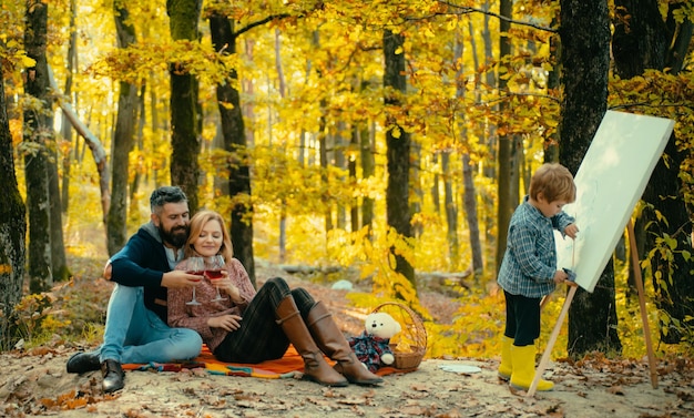 Fines de semana familiares otoñales en el bosque amarillo dorado inspiración artística otoñal pareja enamorada bebe vino c