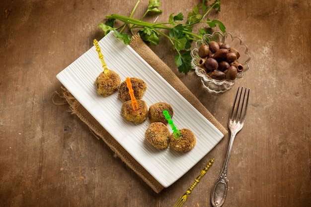 Finger food albóndigas vegetarianas con aceitunas negras