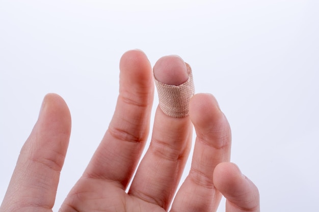 Finger im weißen Verband auf weißem Hintergrund